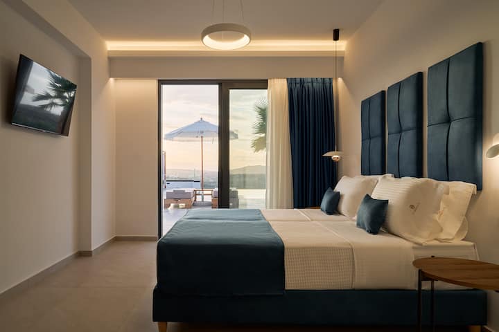 Rust goed uit in de slaapkamer met twee eenpersoonsbedden op de begane grond die elegantie combineert met serene privacy.