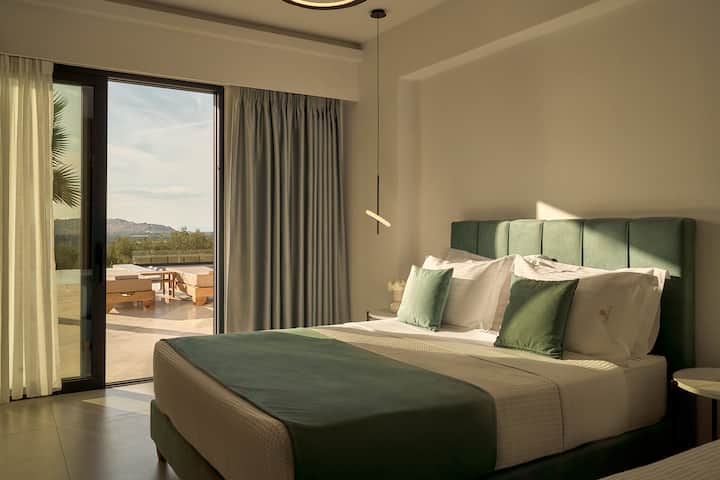 Ontspan in de slaapkamer op de begane grond met luxe beddengoed en een prachtig uitzicht op het platteland.