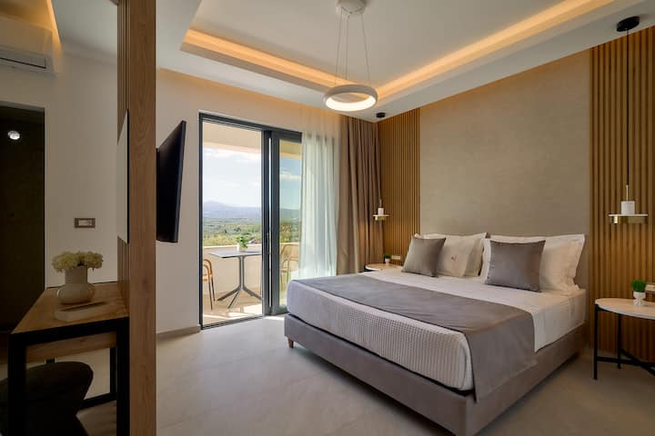 Comfort en elegantie definiëren de slaapkamer op de benedenverdieping, ideaal voor rustgevende nachten.