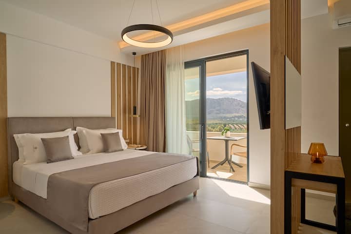 Zonovergoten slaapkamer op de benedenverdieping met zacht beddengoed maken elk verblijf een rustgevende ervaring.