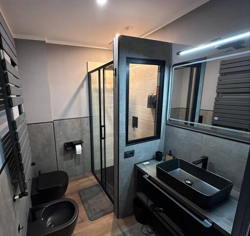 Trastevere Noir – Elegant Designed Apartment gallery image 5