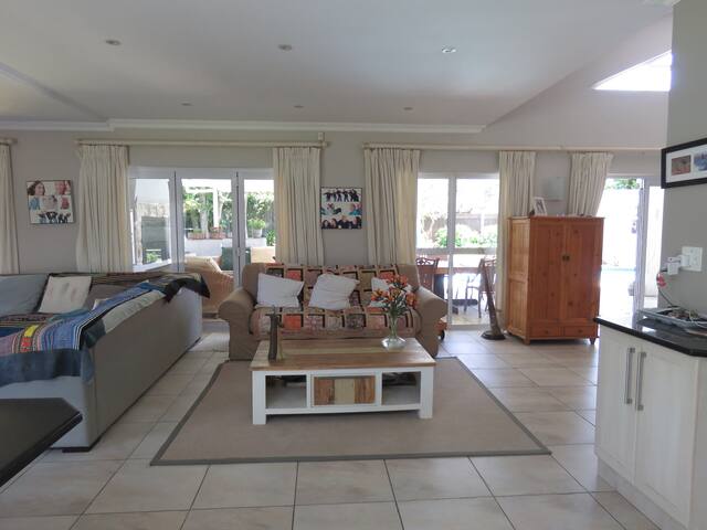 Spacious home in a quiet suburb gallery image 4