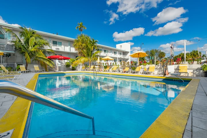 Iconic Unit With A Pool In Central Miami - Miami, FL