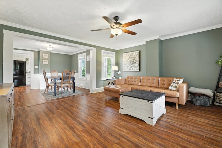 5 Acre Farmhouse In Luray | Close To Everything - Luray, VA
