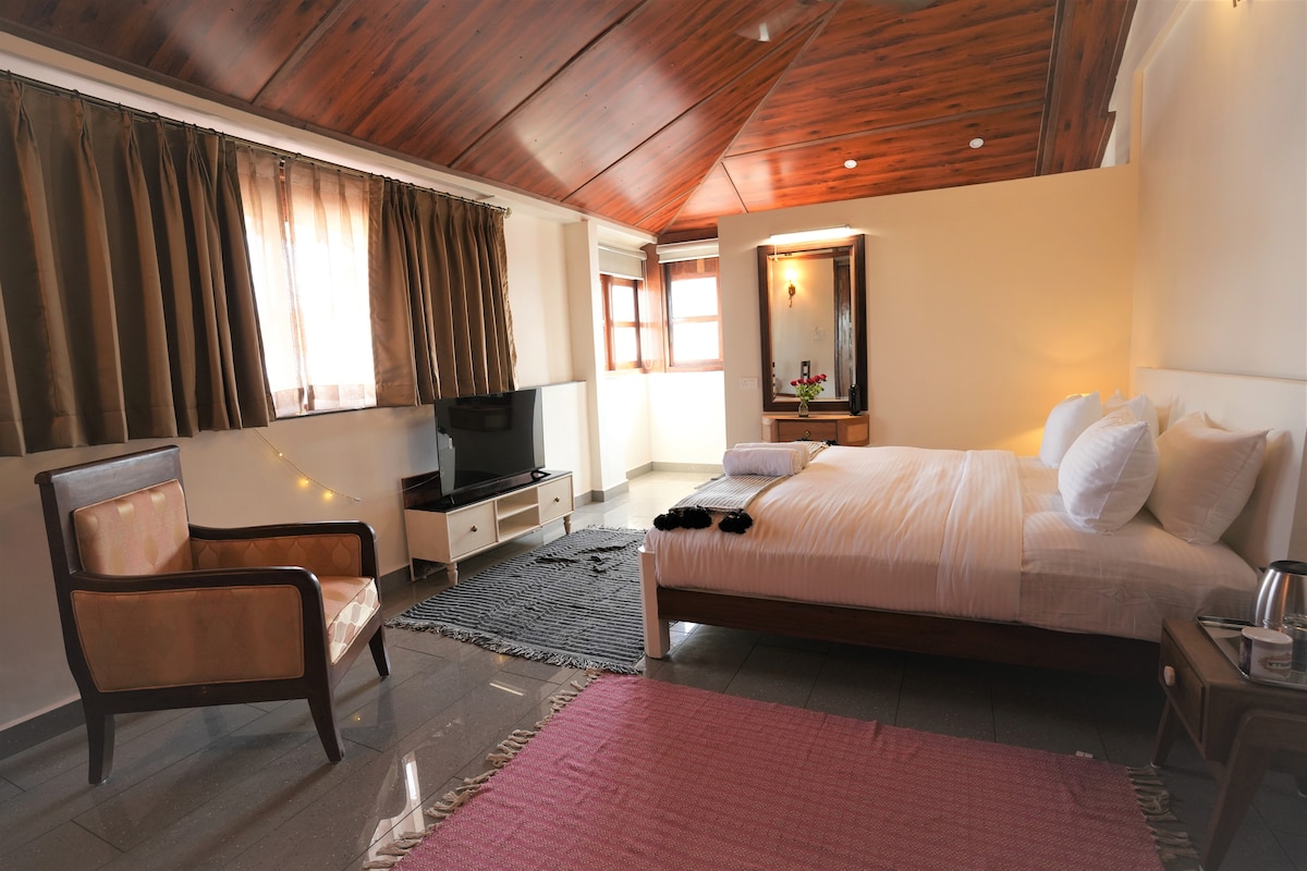 Onze kamer met uitzicht en terras is perfect voor afterparty ontspanning. Ontspan in de serene sfeer voordat je naar bed gaat, waardoor je verblijf echt verfrissend en plezierig is.