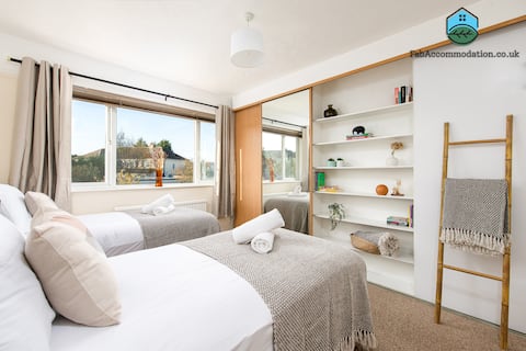 Long Stays-4bed house-Parking-By FabAccommodation