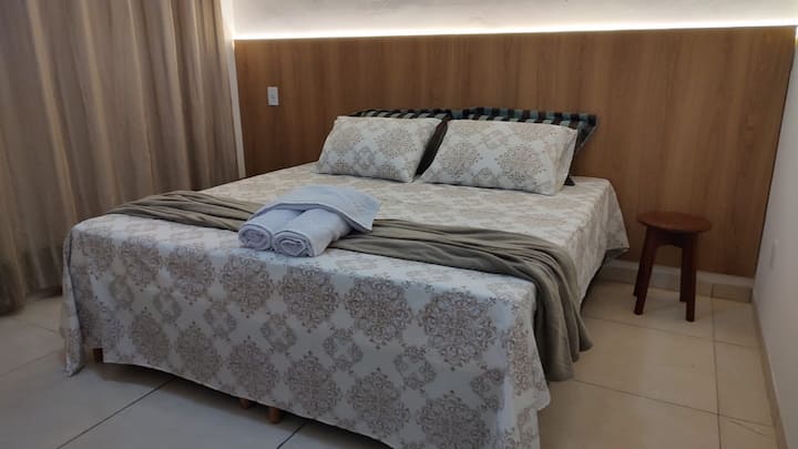 Квартал с двойно легло king size, което може да се превърне в две единични, климатик 12 000 BT, скрин, работна/ учебна поставка, Wi - Fi и телевизор.