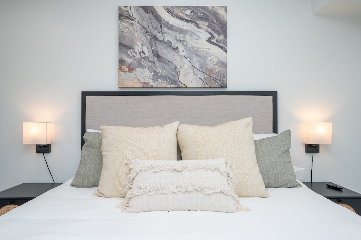 Slaapkamer 6 biedt een comfortabel verblijf met een kingsize bed en een eigen badkamer 