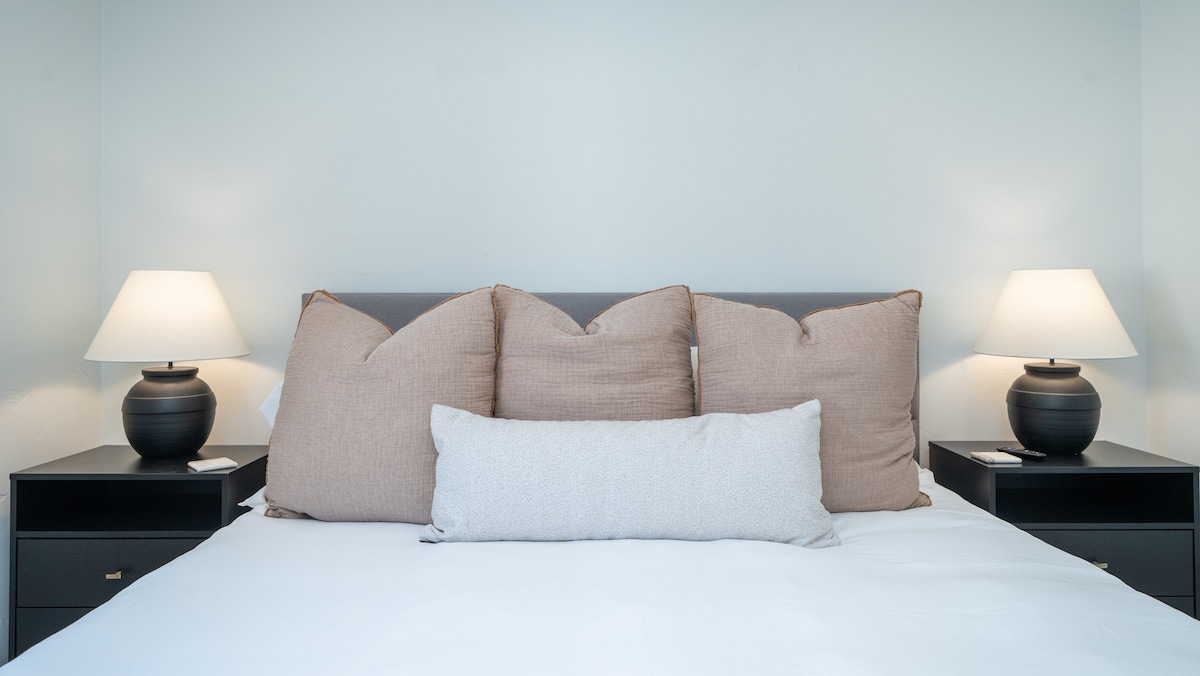 Onze nachtkastjes bieden usb en stopcontacten voor elektronica voor gemak aan het bed. 