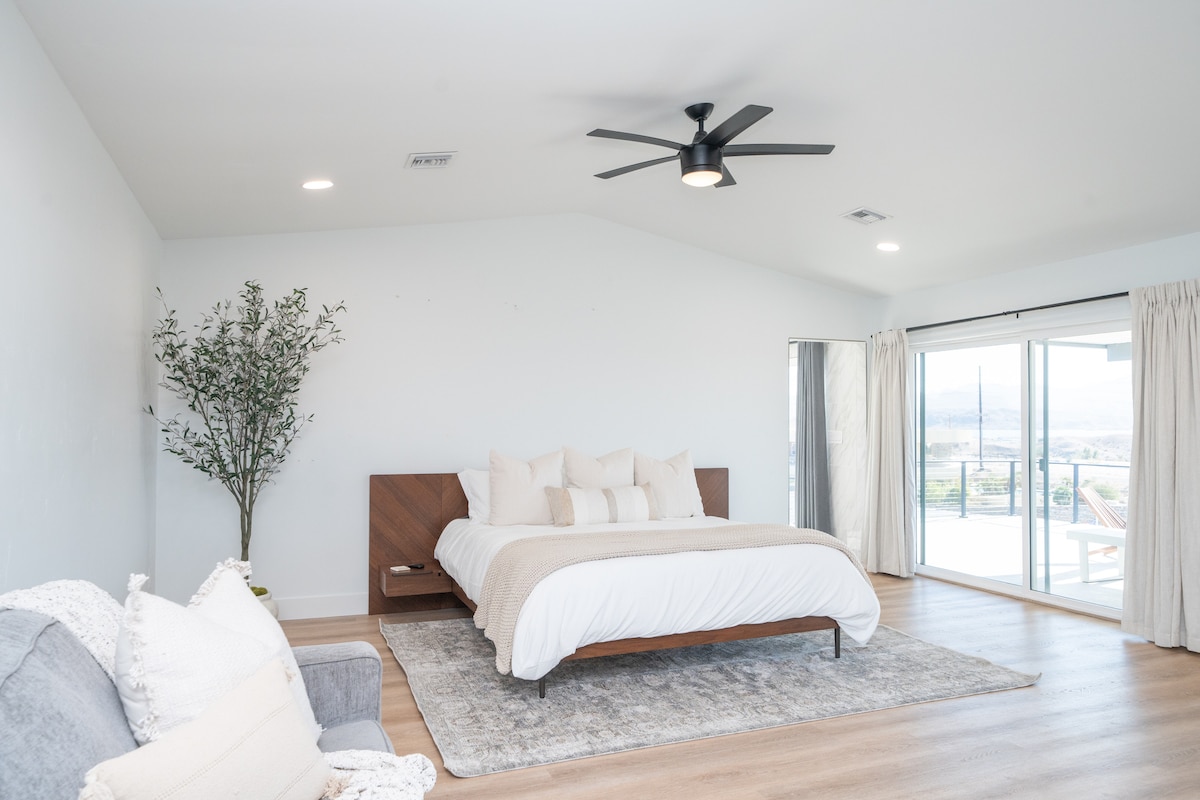 Primaire suite met badkamer en suite.  Het meest comfortabele beddengoed en dekens voor onze gasten. 