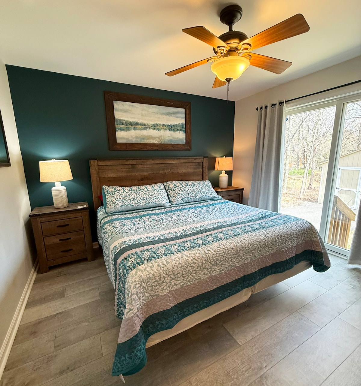 Dhoma kryesore e gjumit në Cozy Cove, Whispering Breeze, ofron dy komodina, shumë privatësi dhe një pamje të bukur përmes dyerve të mëdha rrëshqitëse që të çojnë direkt në oborrin e pasmë.