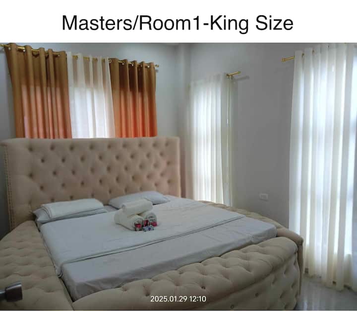 Malá spálňa s manželskou posteľou King a vlastnou kúpeľňou.