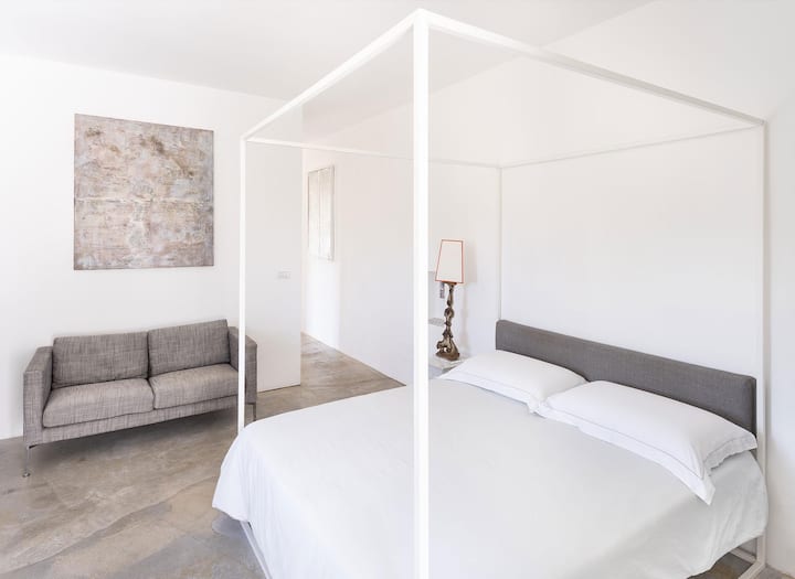 Esta hermosa suite, ubicada en el segundo piso de Masseria Alchimia, está amueblada con elegantes muebles de diseño y cuenta con grandes espacios al aire libre con una vista evocadora de los olivos centenarios. 50 metros cuadrados