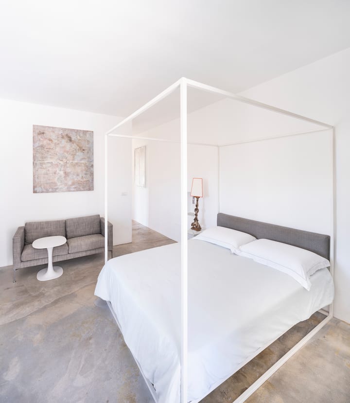 La suite Garden es la opción ideal para una estancia de bienestar. Los huéspedes pueden disfrutar exclusivamente de una terraza privada y un jardín, adornados con un amplio jacuzzi.