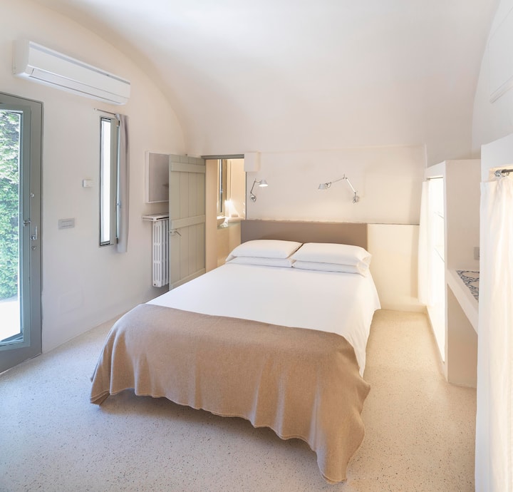 Un apartamento de un dormitorio en la planta baja, equipado con terraza y jardín privado, con un total de 45 metros cuadrados de elegancia y comodidad.