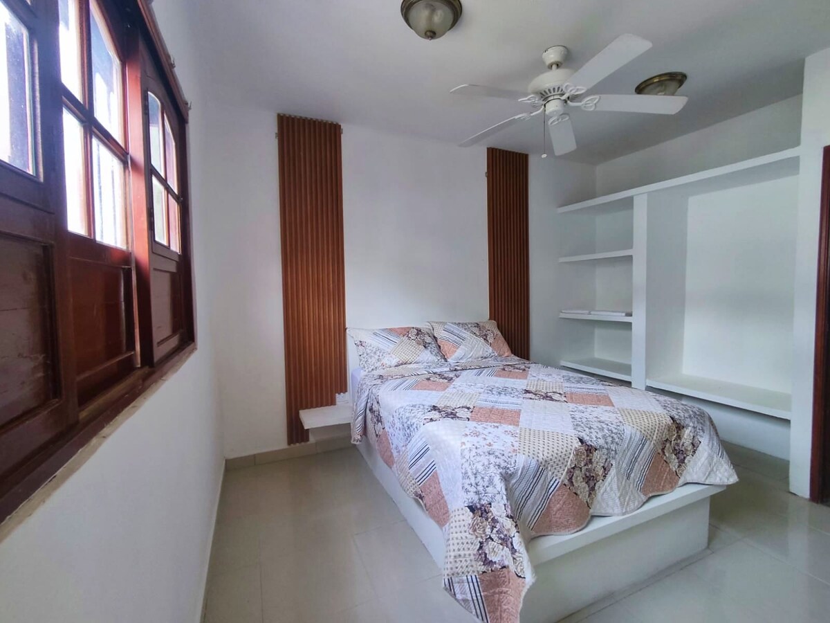 חדר הורים עם מיטה זוגית, חלון עם אור טבעי, ריהוט לאחסון בגדים, חדר רחצה פרטי עם מאוורר מקלחת ותקרה, מושלם למנוחה ולטרקלין 