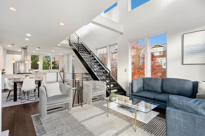 Lux Townhome: Space Needle Views with Parking