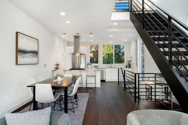 Lux Townhome: Space Needle Views with Parking gallery image 3