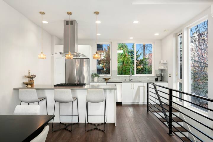 Lux Townhome: Space Needle Views with Parking gallery image 4