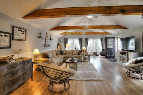 Top performing Airbnb: Spacious Well-Stocked Downtown Home - Pet Friendly in Rangeley