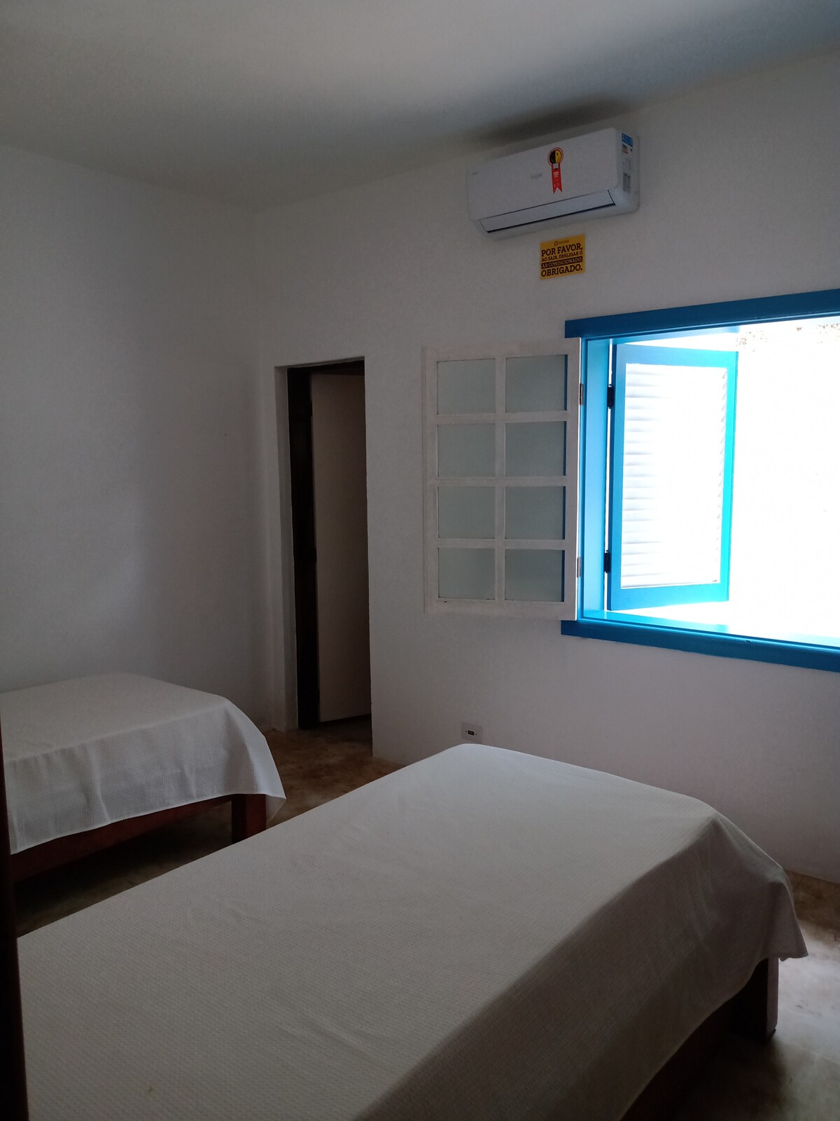 აპარტამენტი 2: ერთადგილიანი საწოლი და ორი ერთადგილიანი საწოლი, რომელიც უჯრის ტიპისაა. Სულ 3 ერთადგილიანი საწოლი.