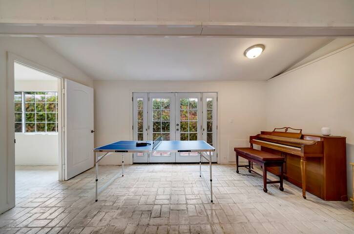 Gated Estate w/ Pool, King Bed, Games & Guesthouse gallery image 3