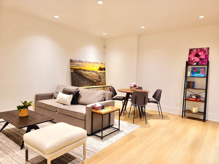 Guest Suite In Beautifully Renovated Home - North Vancouver