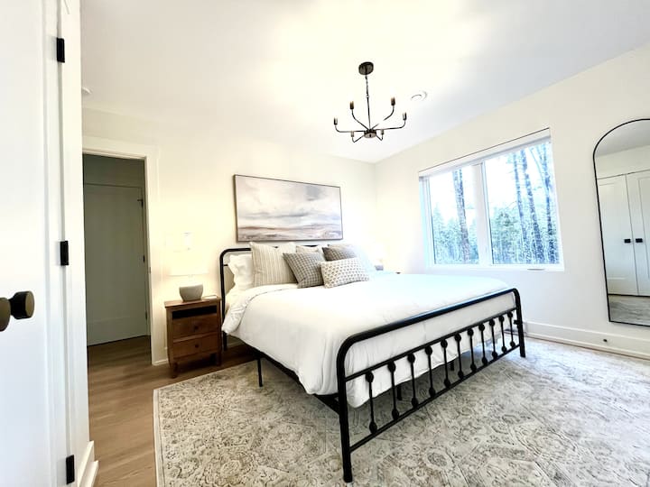 主楼层-带衣柜的加大双人床卧室