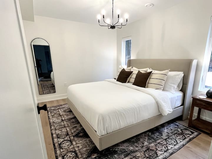 主楼层-带衣柜的加大双人床卧室