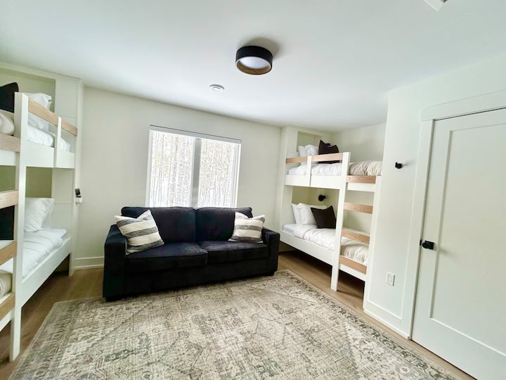 二楼-双层房/第二起居空间，配有舒适的床，可供儿童和成人睡觉