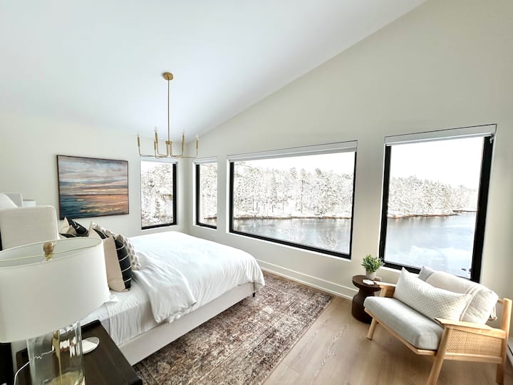 二楼-主加大双人床卧室，可欣赏壮丽的水景 
（冬季）