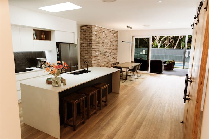 Beachside Retreat | Your Stylish Coastal Escape