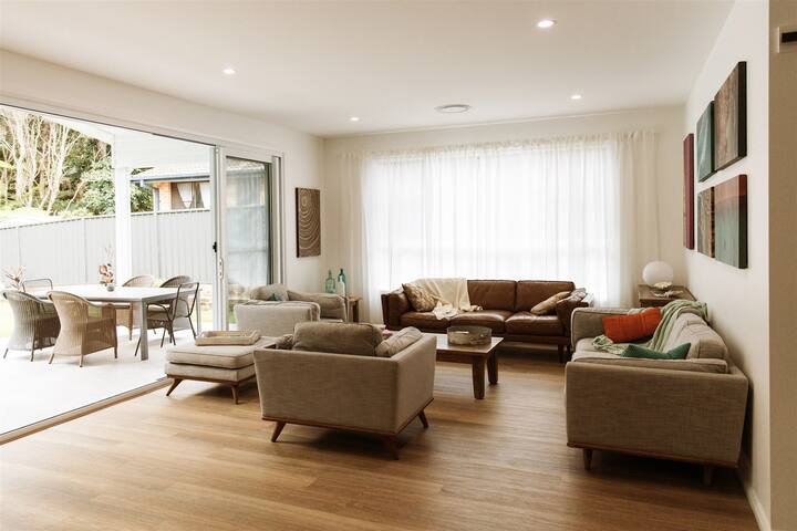 Beachside Retreat | Your Stylish Coastal Escape gallery image 2