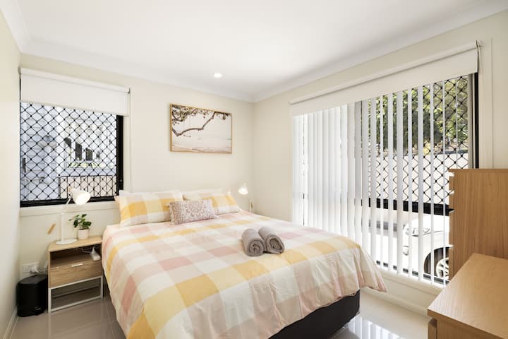 חדר השינה מספק מיטת קווין סייז, המיועדת לנוחות ורוגע. עם גישה קלה לארון פרטי, המקום הזה מושלם למנוחה ולטעינה מחדש. הריהוט המודרני והאווירה הרגועה של החדר מבטיחים תחושה נעימה של בית.