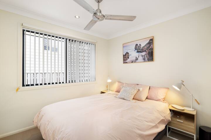 חדר השינה המרווח מציע מיטת קווין סייז, חדר ארונות בשפע ושידות ליד המיטה עם מנורות קריאה. העיצוב המרגיע והמינימליסטי הופך אותו למקום מפלט מושלם אחרי יום ארוך של סיור או עבודה, כדי להבטיח שהשהייה שלכם תהיה נוחה ככל האפשר.