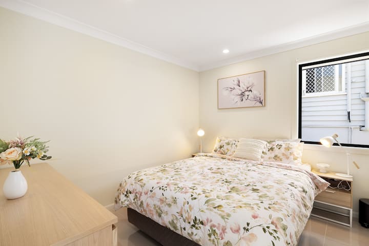 חדר השינה הנוח הזה מציע שפע של מקום להירגע, עם מיטת קווין סייז ומצעים רכים שמבטיחים שנת לילה טובה. החדר כולל גם מנורות ליד המיטה לקריאה בערב וארון בגדים מובנה לאחסון החפצים שלכם.