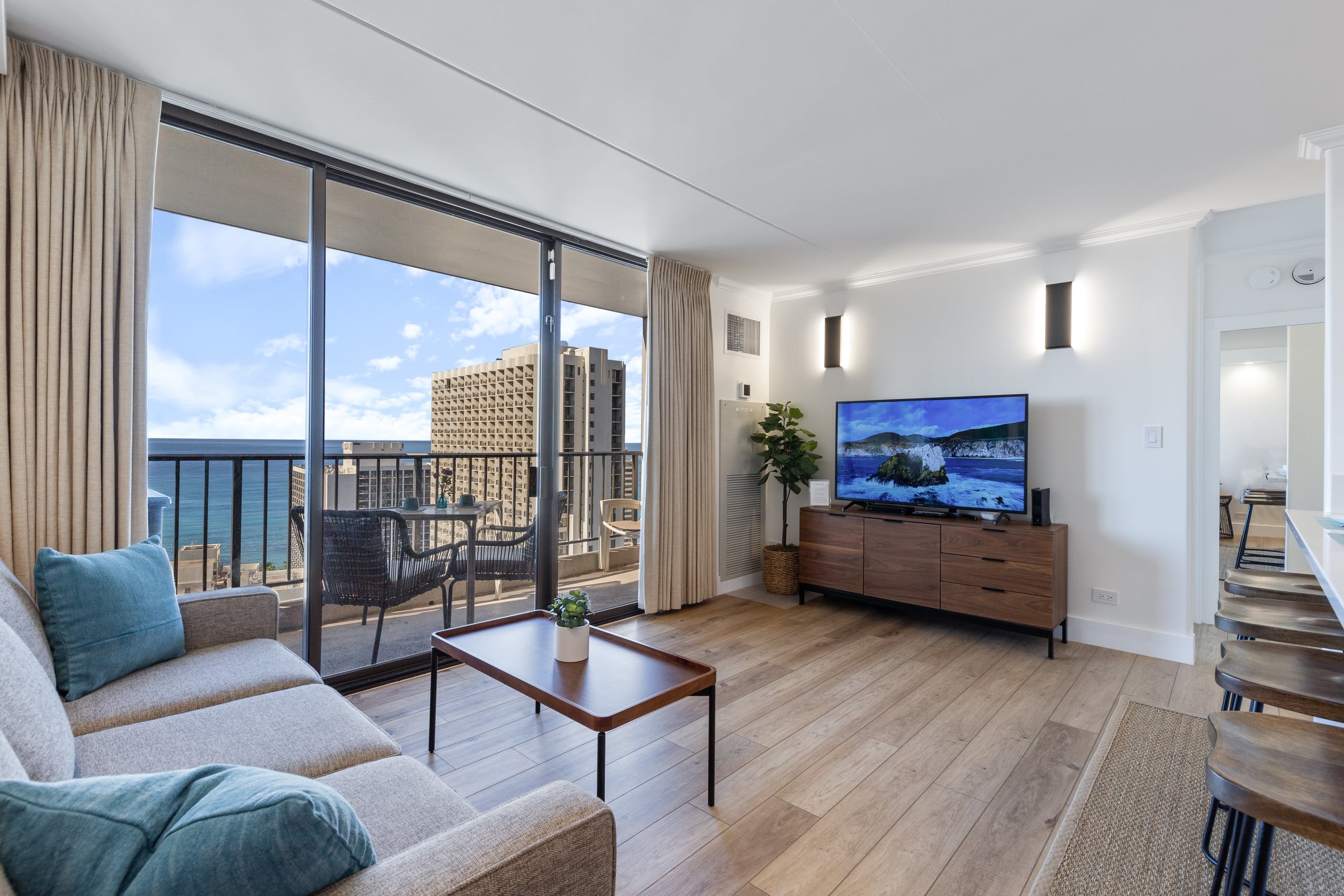 Condo in Honolulu · ★4.87 · 1 bedroom · 2 beds · 1 private bath - Image 36