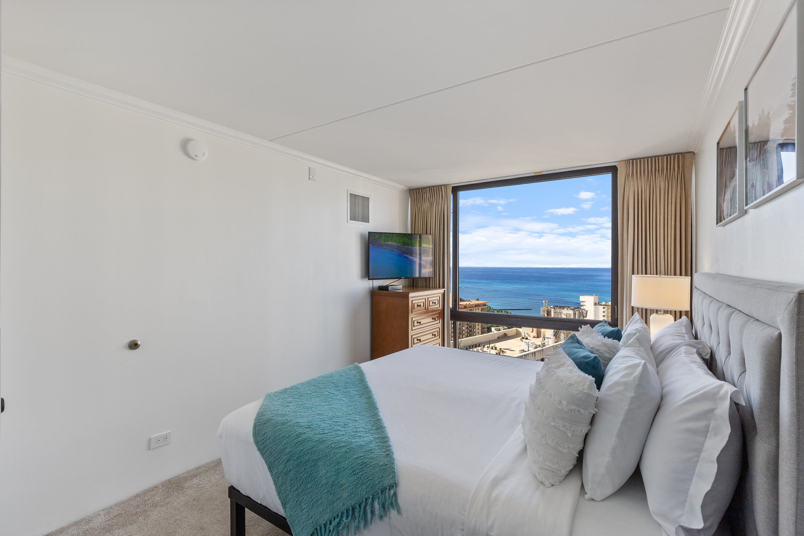 Condo in Honolulu · ★4.87 · 1 bedroom · 2 beds · 1 private bath - Image 41