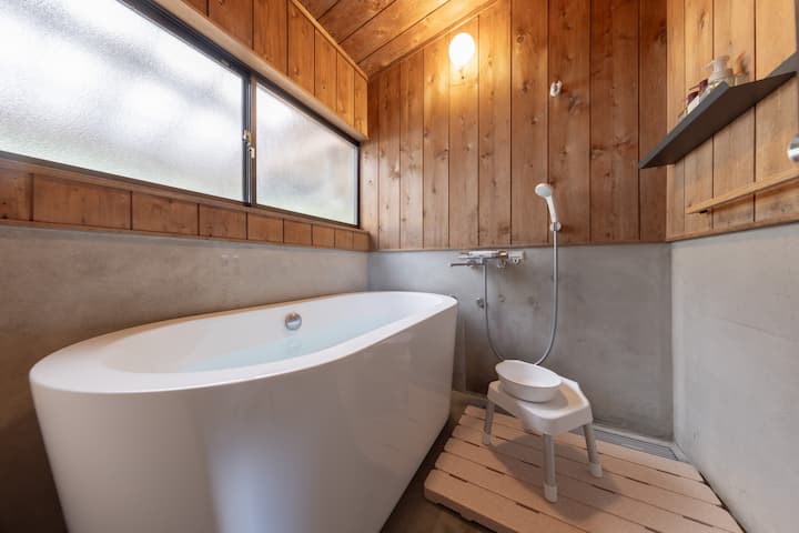 清潔なバスルーム。
寒い冬はお湯を張り温まってくださいね。