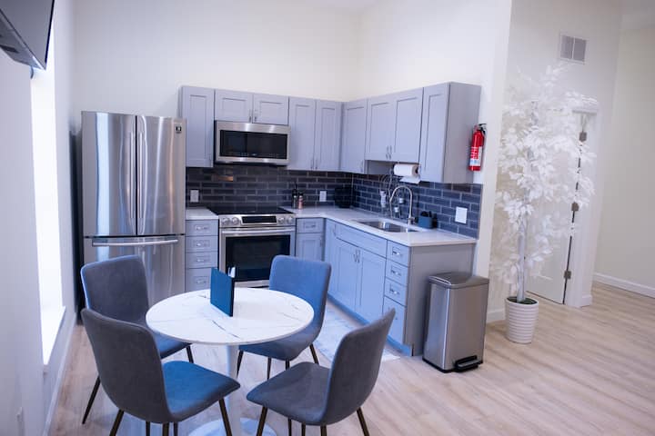 Royal Suite Modern Studio Downtown On The Square - Bloomington, IN