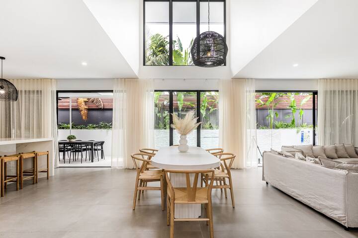 Poet’s Corner | 6 Bedroom | Heated Pool & Sauna gallery image 2