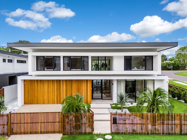 Poet’s Corner | 6 Bedroom | Heated Pool & Sauna