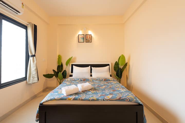 Светла спалня с 1 - тонен климатик, двойно легло с 6 - инчов матрак с мемори пяна и чисто спално бельо, бюро за работа от дома и шкаф.
