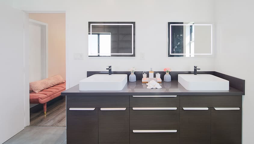 Quiet Family Comfort in Culver City: Safe LA Stay gallery image 3