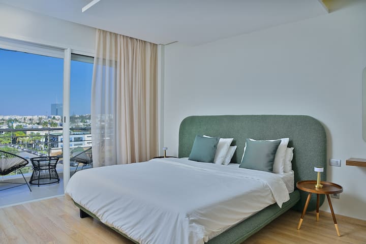 С прекрасен балкон, добре оборудвана съблекалня и ексклузивна баня, този апартамент е място за комфорт и изтънченост