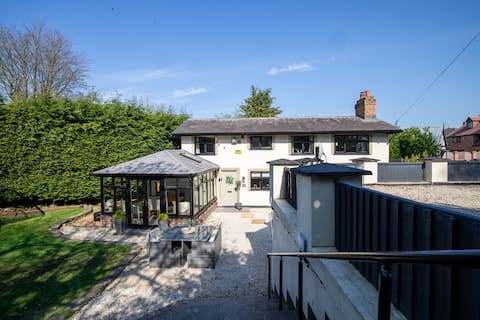 Rainbow Cottage
4 bedroom cottage with  Hot Tub