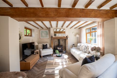 Top performing Airbnb: Rainbow Cottage 4 bedroom cottage with Hot Tub in West Lancashire