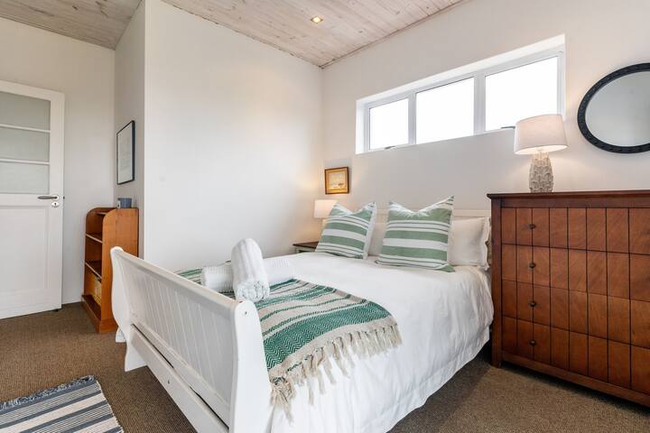 Lil’ Easy Beach House – Great location and views gallery image 5