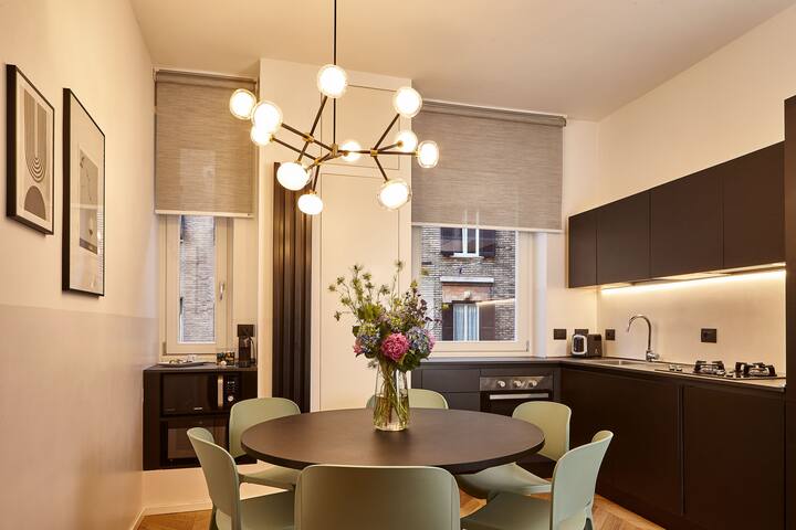 TR Campo de’ Fiori Suite w Sauna and Hot Tub gallery image 4