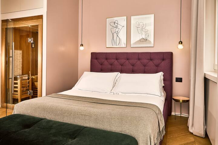 TR Campo de’ Fiori Suite w Sauna and Hot Tub gallery image 3